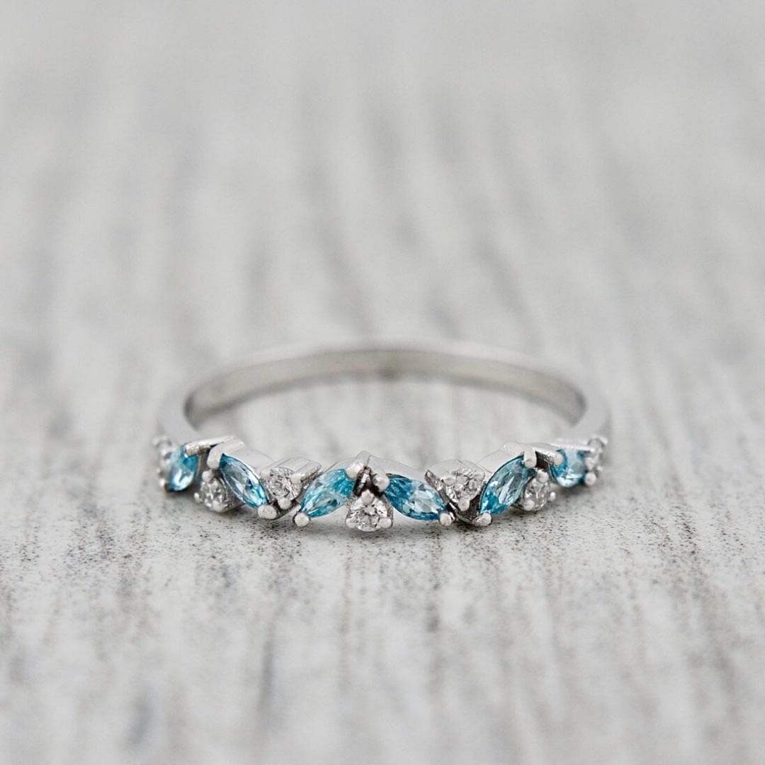 Mathieu Blanchard Bagues Bague semi-éternité Marquise en or 14K, diamants et aigues-marines