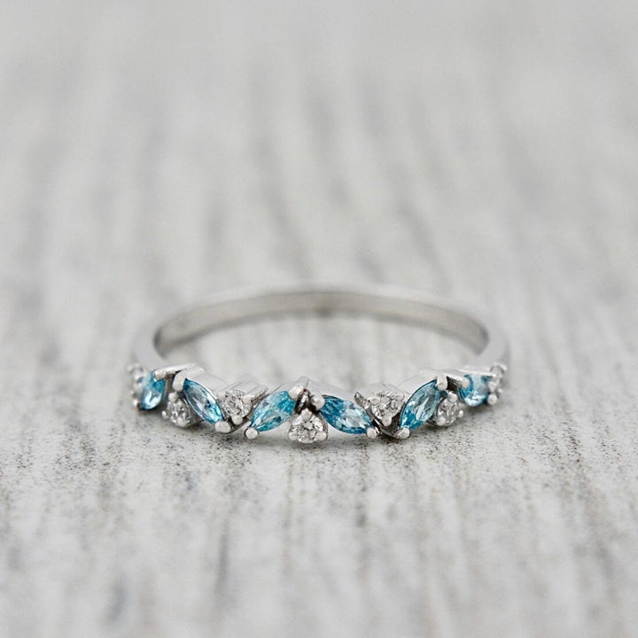 Mathieu Blanchard Bagues Bague semi-éternité Marquise en or 14K, diamants et aigues-marines