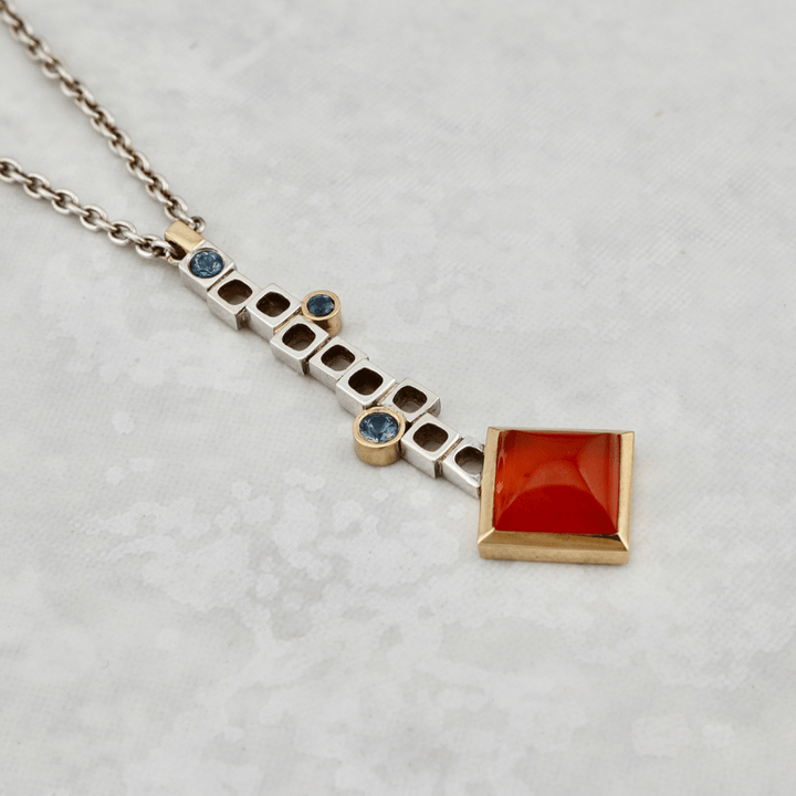 Christine Dwane Collier Geometrica en argent sterling, or 14K, saphirs et cornaline