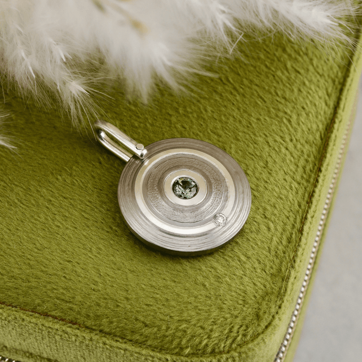 Christine Dwane Pendentif en argent, titane, diamant et saphir du Montana