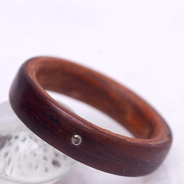 Atelier du bon bouleau Bague en bois et diamant canadien 1,5 mm personnalisée