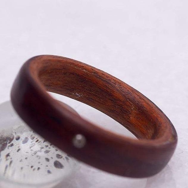 Atelier du bon bouleau Bague en bois et diamant canadien 1,5 mm personnalisée