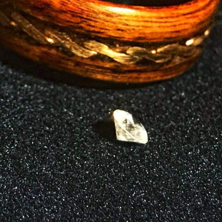 Atelier du bon bouleau Bague en bois, or 18K et diamant 3mm personnalisée