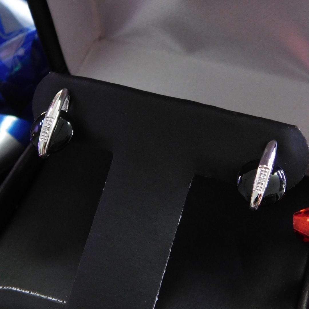 - Or 10kt Boucles d'oreilles en or 10K, diamants et onyx