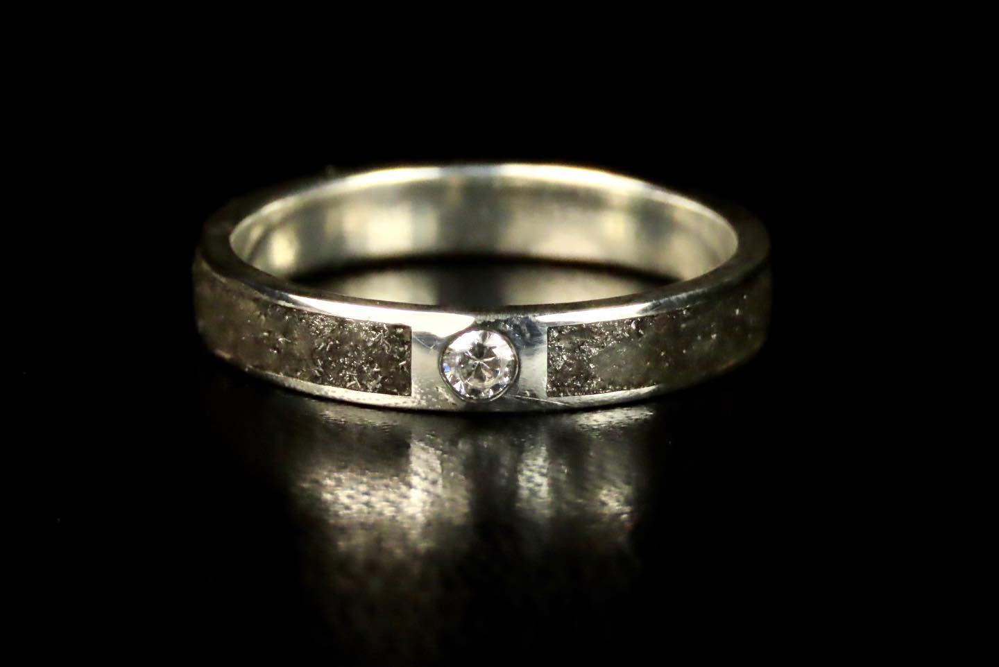 Quelles sont les différences entre le diamant, la moissanite, le saphir blanc et le zircon cubique