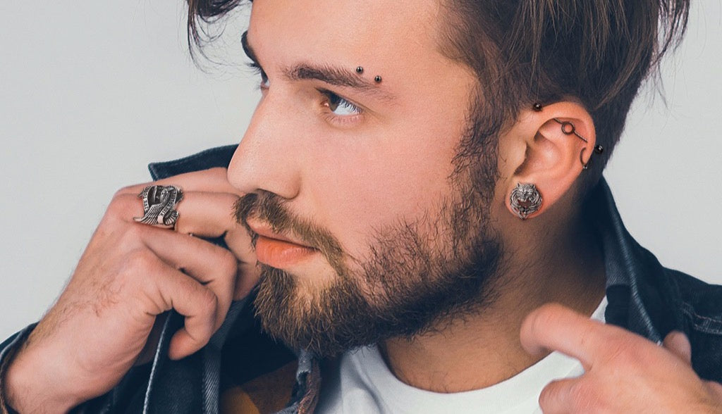 Boucles d'oreille pour homme : comment les porter