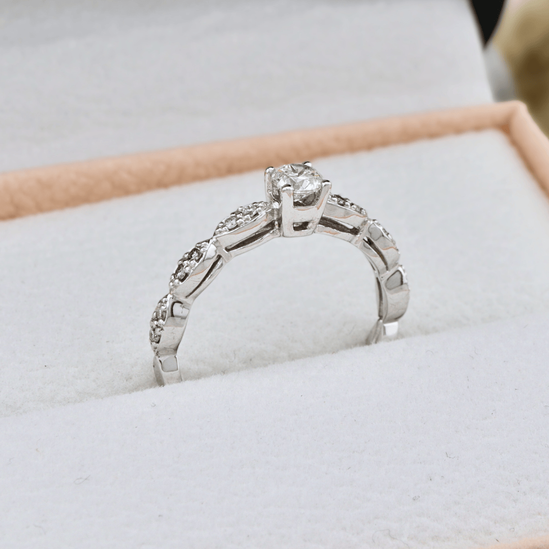Bague Ariel Diamants 0.33ctw Mathieu Blanchard Bagues Solitaire diamant avec pavé 0,33ctw  – Joaillerie sur mesure | Mathieu Blanchard Mathieu Blanchard Joaillerie