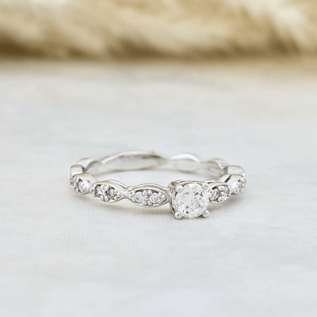 Bague Ariel Diamants 0.33ctw Mathieu Blanchard Bagues Solitaire diamant avec pavé 0,33ctw  – Joaillerie sur mesure | Mathieu Blanchard Mathieu Blanchard Joaillerie