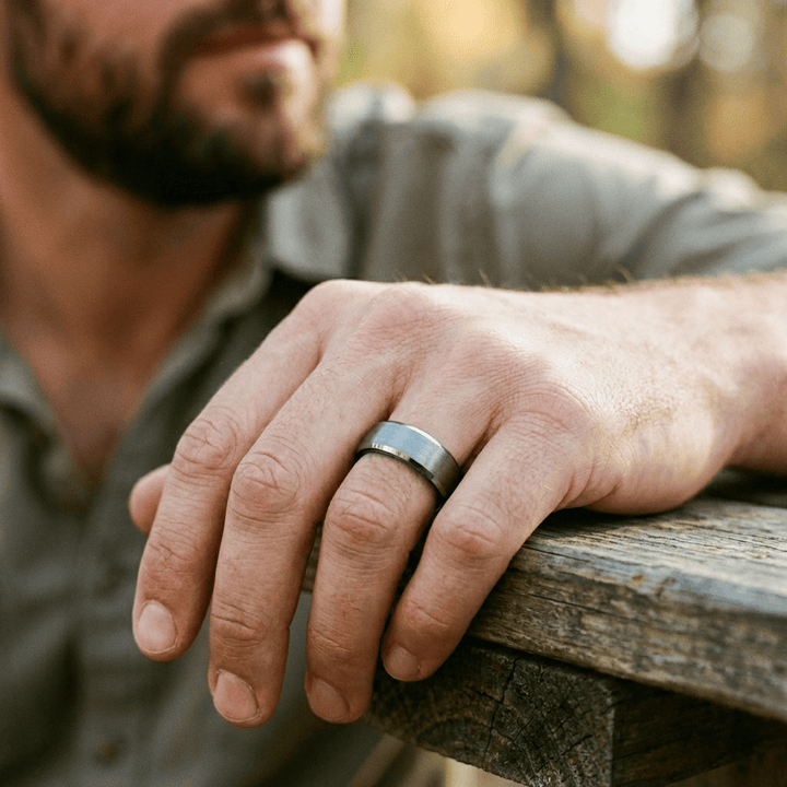Bague Bleue Électrique en tungstène Roadtripmadewood Bagues Bague Bleue Électrique en tungstène | Mathieu Blanchard® Mathieu Blanchard Joaillerie