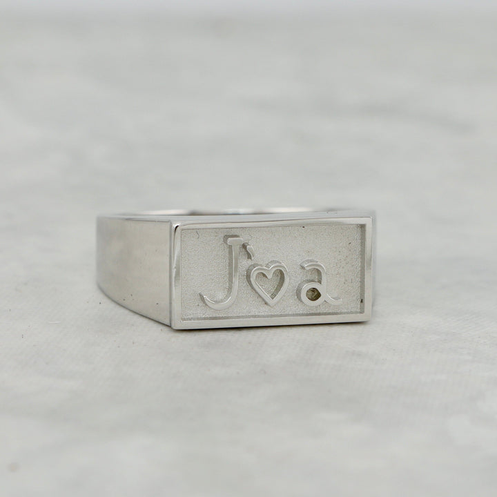 Bague chevalière J’🤍A en argent sterling Mathieu Blanchard Bagues Bague chevalière sur mesure J’🤍A | Mathieu Blanchard Joaillerie Mathieu Blanchard Joaillerie