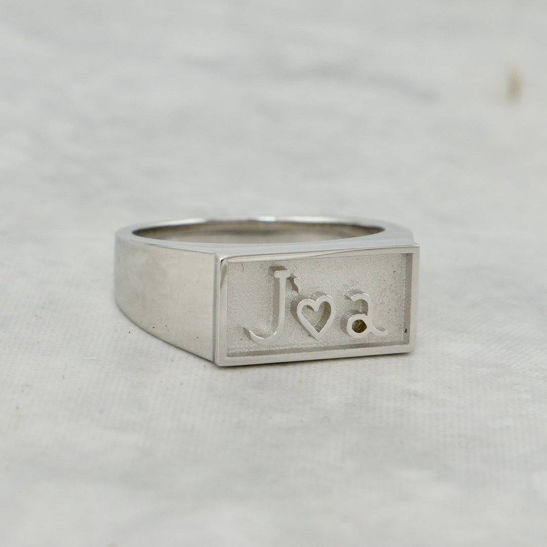 Bague chevalière J’🤍A en argent sterling Mathieu Blanchard Bagues Bague chevalière sur mesure J’🤍A | Mathieu Blanchard Joaillerie Mathieu Blanchard Joaillerie