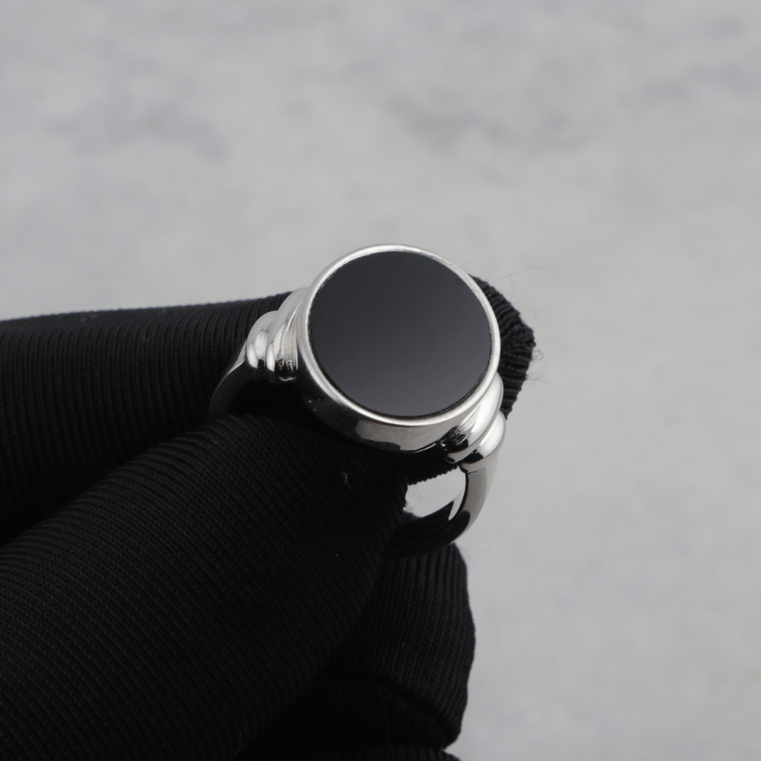 Bague chevalière Onyx ovale en argent sterling Mathieu Blanchard Bagues Bague en argent 925 et Cabochon Onyx  | Mathieu Blanchard Mathieu Blanchard Joaillerie
