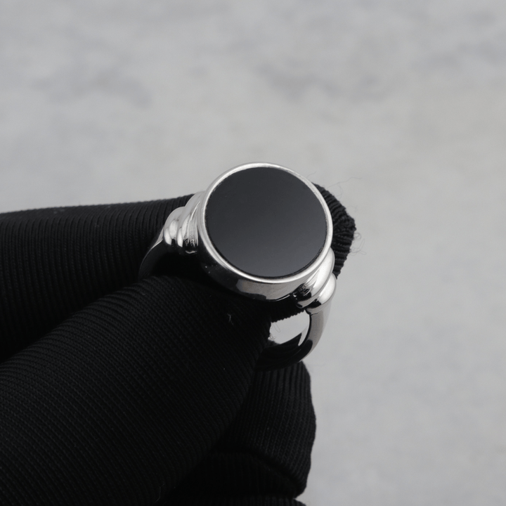 Bague chevalière Onyx ovale en argent sterling Mathieu Blanchard Bagues Bague en argent 925 et Cabochon Onyx  | Mathieu Blanchard Mathieu Blanchard Joaillerie