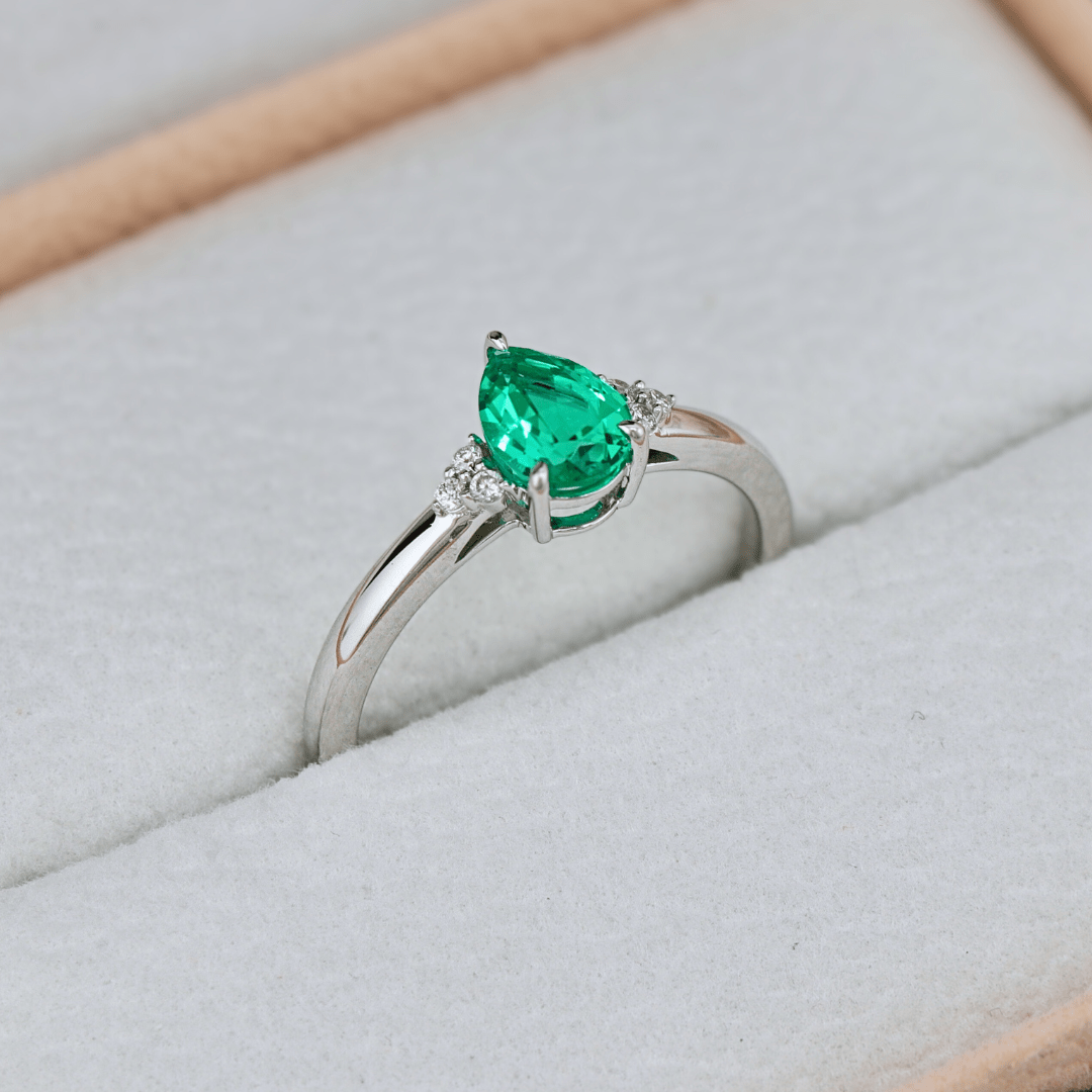 Bague Cluster diamants et émeraude poire - Bagues Bague Cluster diamants et émeraude poire | Mathieu Blanchard Mathieu Blanchard Joaillerie