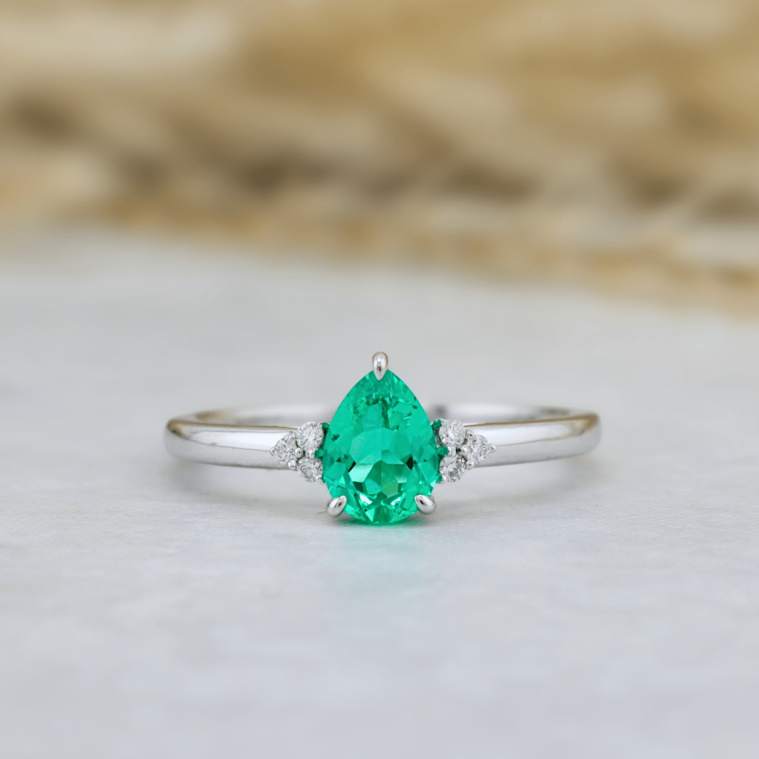 Bague Cluster diamants et émeraude poire - Bagues Bague Cluster diamants et émeraude poire | Mathieu Blanchard Mathieu Blanchard Joaillerie