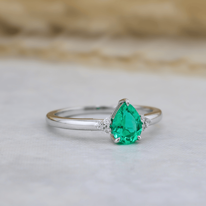 Bague Cluster diamants et émeraude poire - Bagues Bague Cluster diamants et émeraude poire | Mathieu Blanchard Mathieu Blanchard Joaillerie