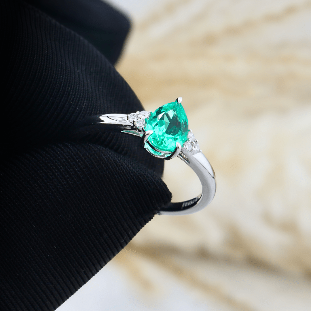 Bague Cluster diamants et émeraude poire - Bagues Bague Cluster diamants et émeraude poire | Mathieu Blanchard Mathieu Blanchard Joaillerie