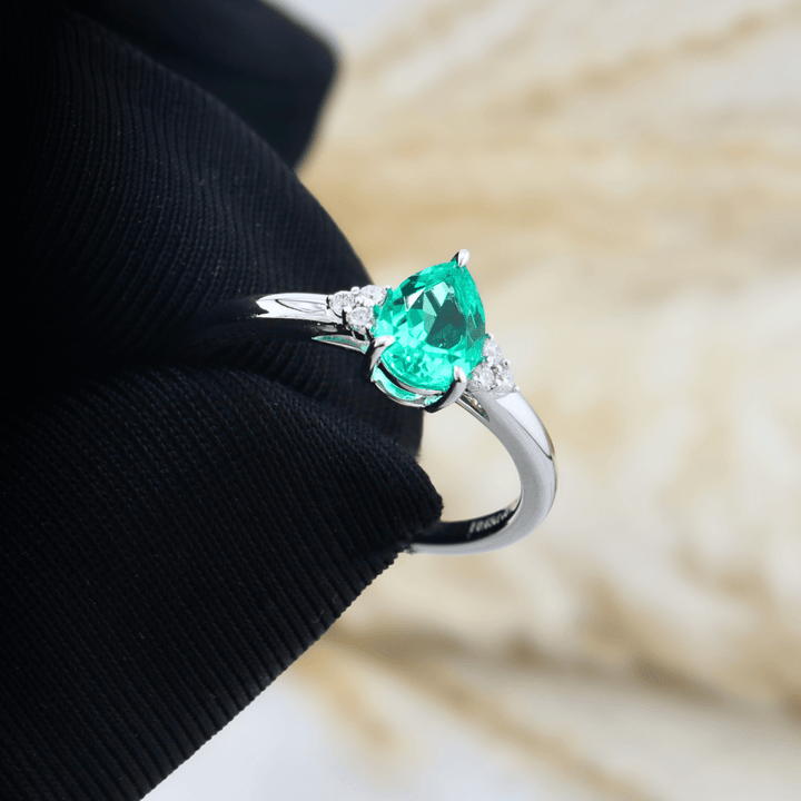 Bague Cluster diamants et émeraude poire - Bagues Bague Cluster diamants et émeraude poire | Mathieu Blanchard Mathieu Blanchard Joaillerie