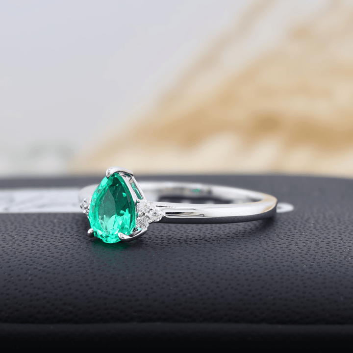 Bague Cluster diamants et émeraude poire - Bagues Bague Cluster diamants et émeraude poire | Mathieu Blanchard Mathieu Blanchard Joaillerie