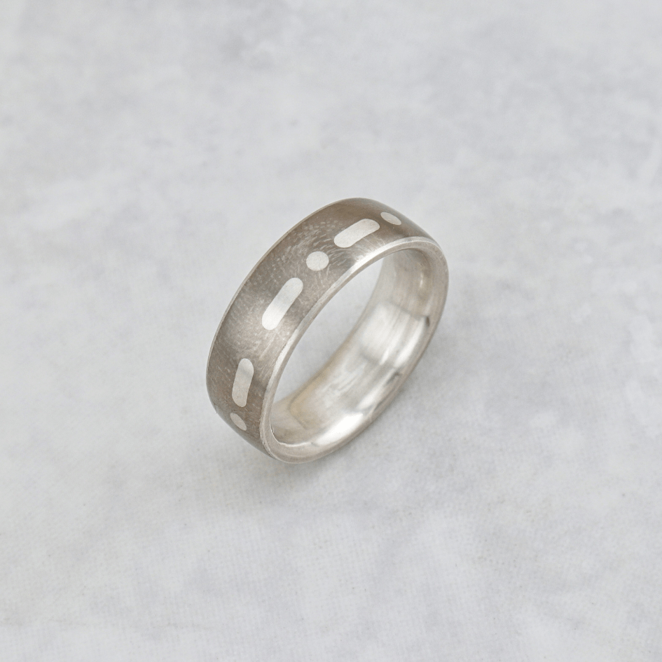 Christine Dwane Bague Code Morse en argent et titane