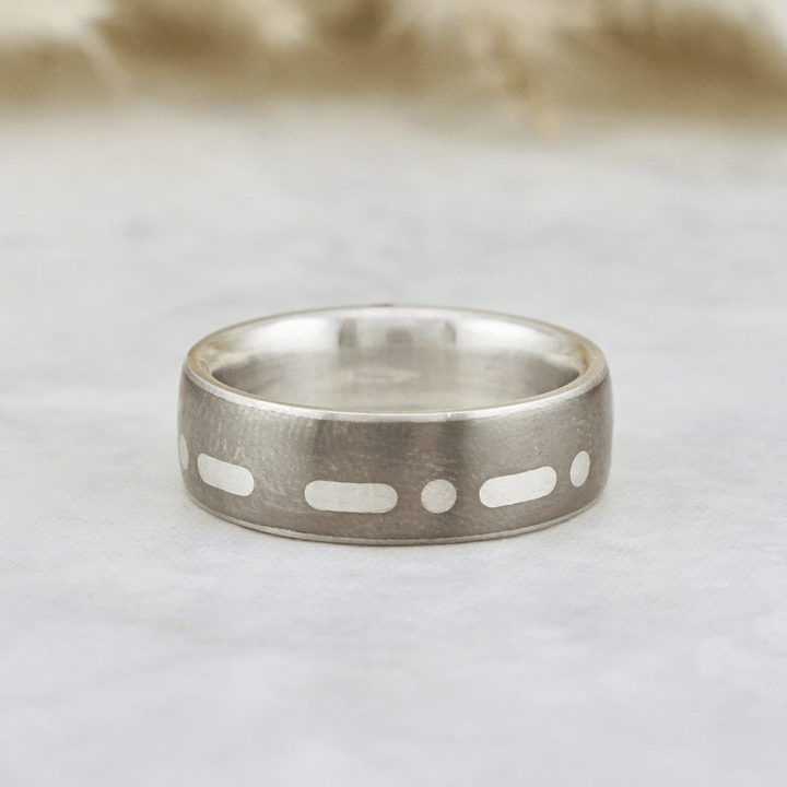 Bague Code Morse et en titane Christine Dwane Bague Code Morse à personnaliser en argent et titane | Christine Dwane x Mathieu Blanchard Joailliers Mathieu Blanchard Joaillerie