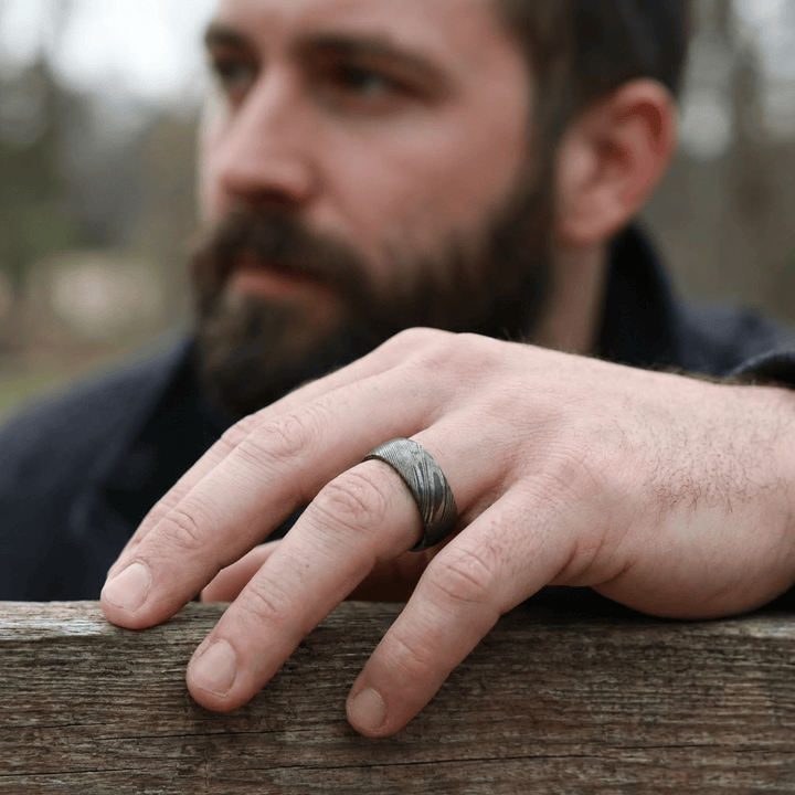 Bague Damas Antique en tungstène Roadtripmadewood Bagues Bague Effet Damas en tungstène | Mathieu Blanchard® Mathieu Blanchard Joaillerie