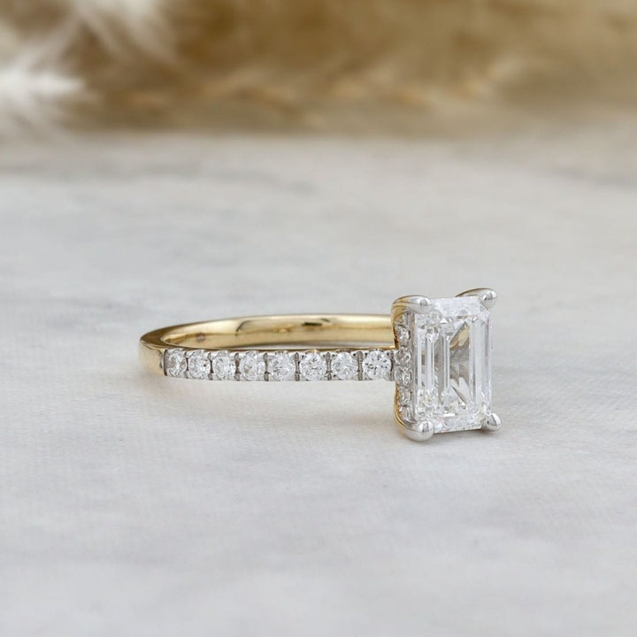 Mathieu Blanchard Bagues Bague diamant solitaire taille émeraude avec halo caché