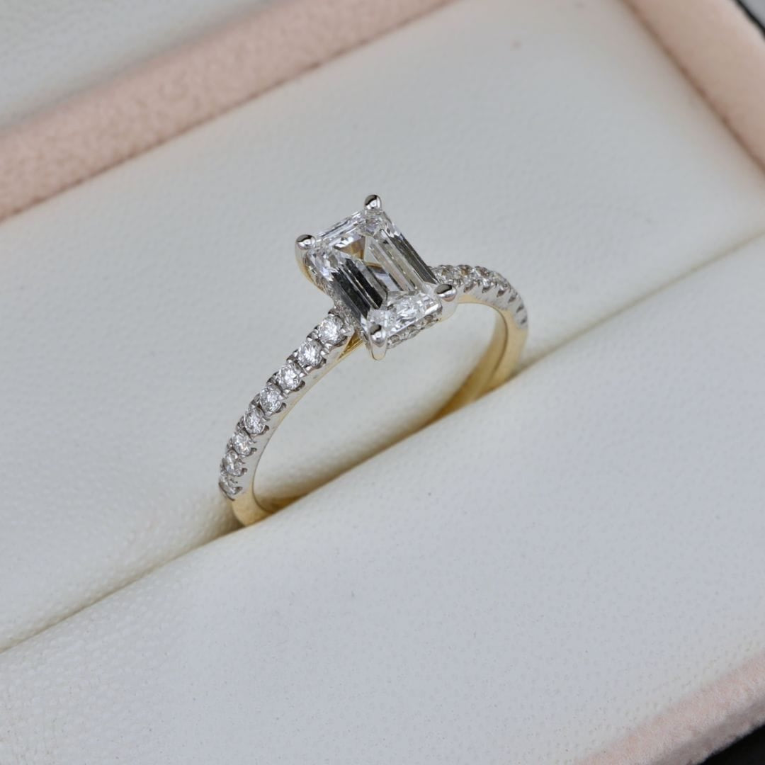 Bague diamant solitaire taille émeraude avec halo caché Mathieu Blanchard Bagues Bague de fiançailles taille émeraude avec halo caché | Mathieu Blanchard Mathieu Blanchard Joaillerie