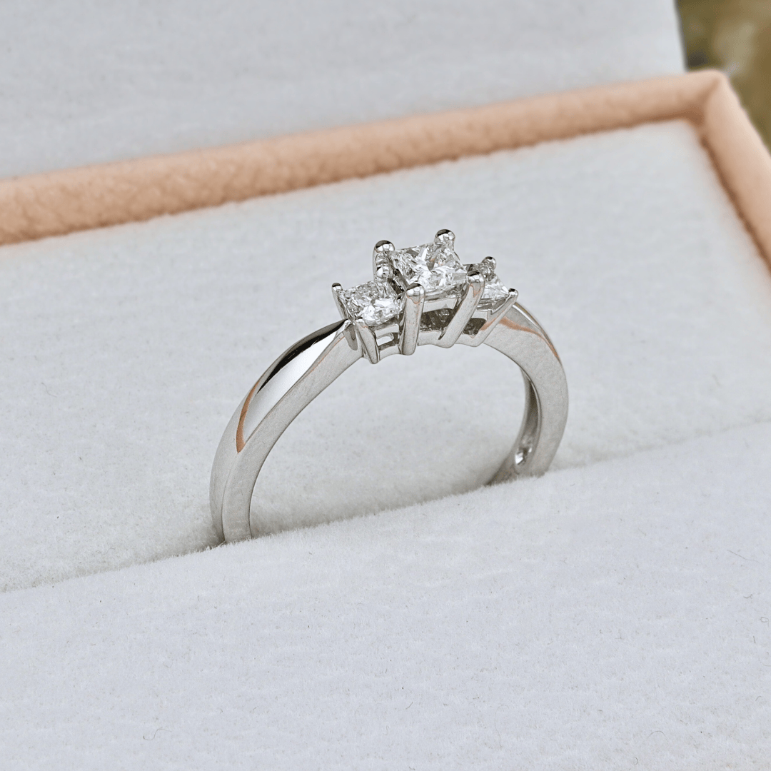 Bague Diamants Princesse 0.50ctw Mathieu Blanchard Bagues Bagues à 3 diamants princesse naturel 0,50ctw | Mathieu Blanchard Mathieu Blanchard Joaillerie