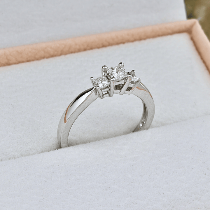 Bague Diamants Princesse 0.50ctw Mathieu Blanchard Bagues Bagues à 3 diamants princesse naturel 0,50ctw | Mathieu Blanchard Mathieu Blanchard Joaillerie