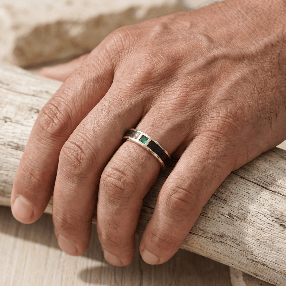 Bague Émeraude en bois Mathieu Blanchard Bagues Alliance unique en bois d'ébène, or 18K et émeraude | Mathieu Blanchard Mathieu Blanchard Joaillerie
