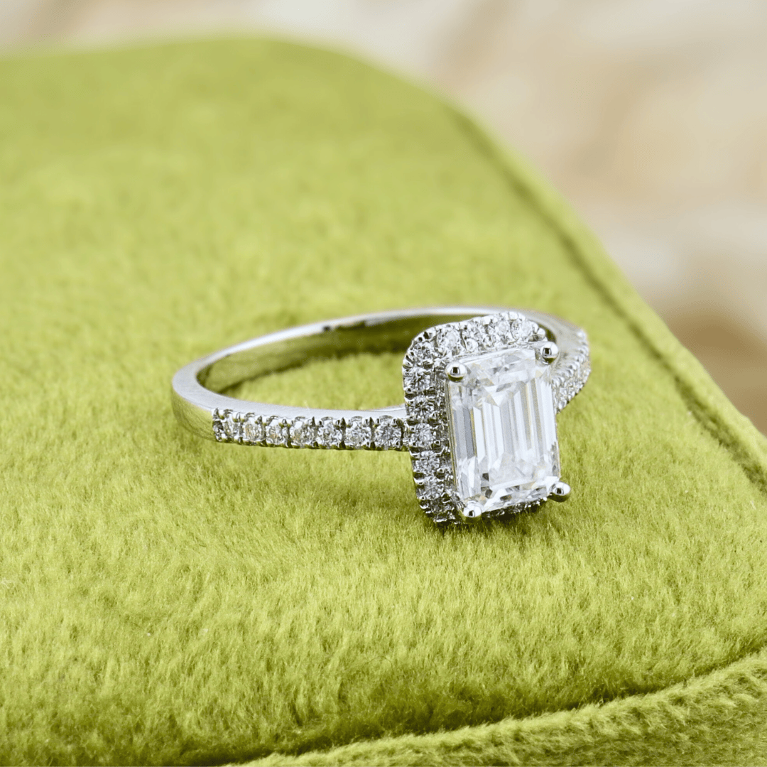 Bague Émeraude ou et moissanites Mathieu Blanchard Bague de fiançailles Halo Moissanite Émeraude | Mathieu Blanchard Mathieu Blanchard Joaillerie