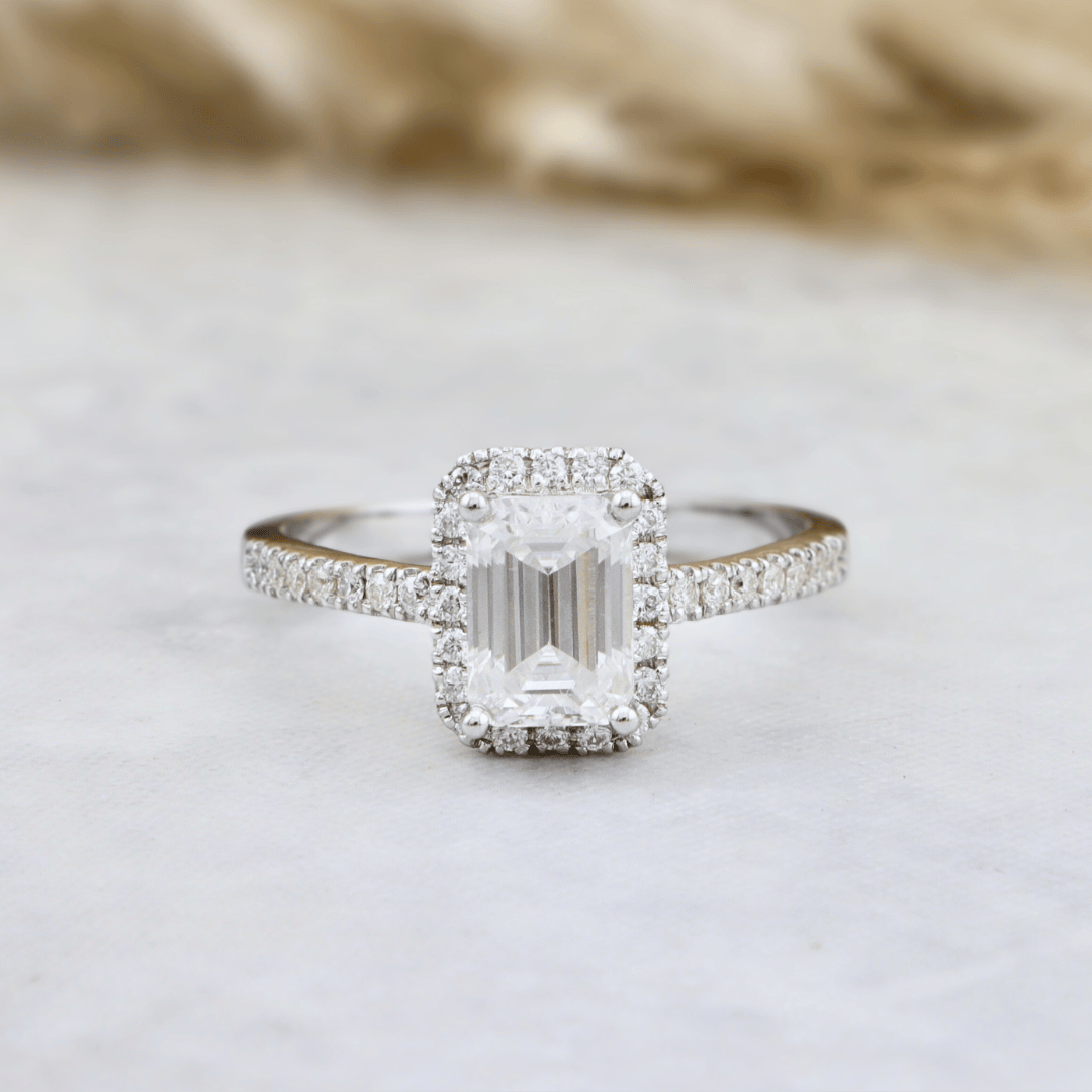 Bague Émeraude ou et moissanites Mathieu Blanchard Bague de fiançailles Halo Moissanite Émeraude | Mathieu Blanchard Mathieu Blanchard Joaillerie