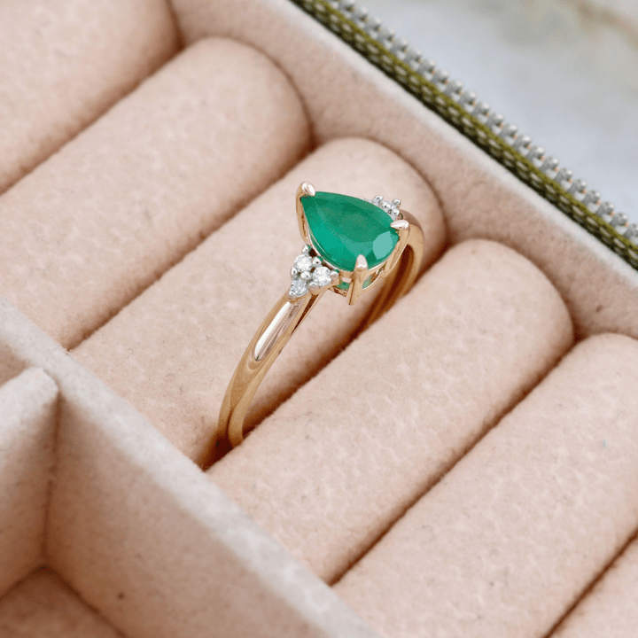 - Bagues Bague en or 10K, diamants et émeraude
