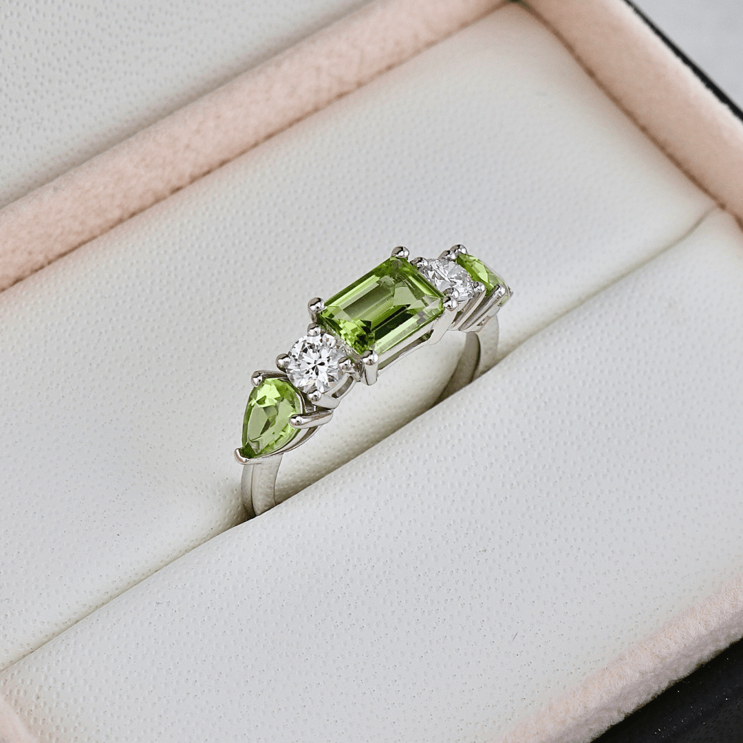 Mathieu Blanchard Bague en or 14K - 18K ou platine, péridots et diamants