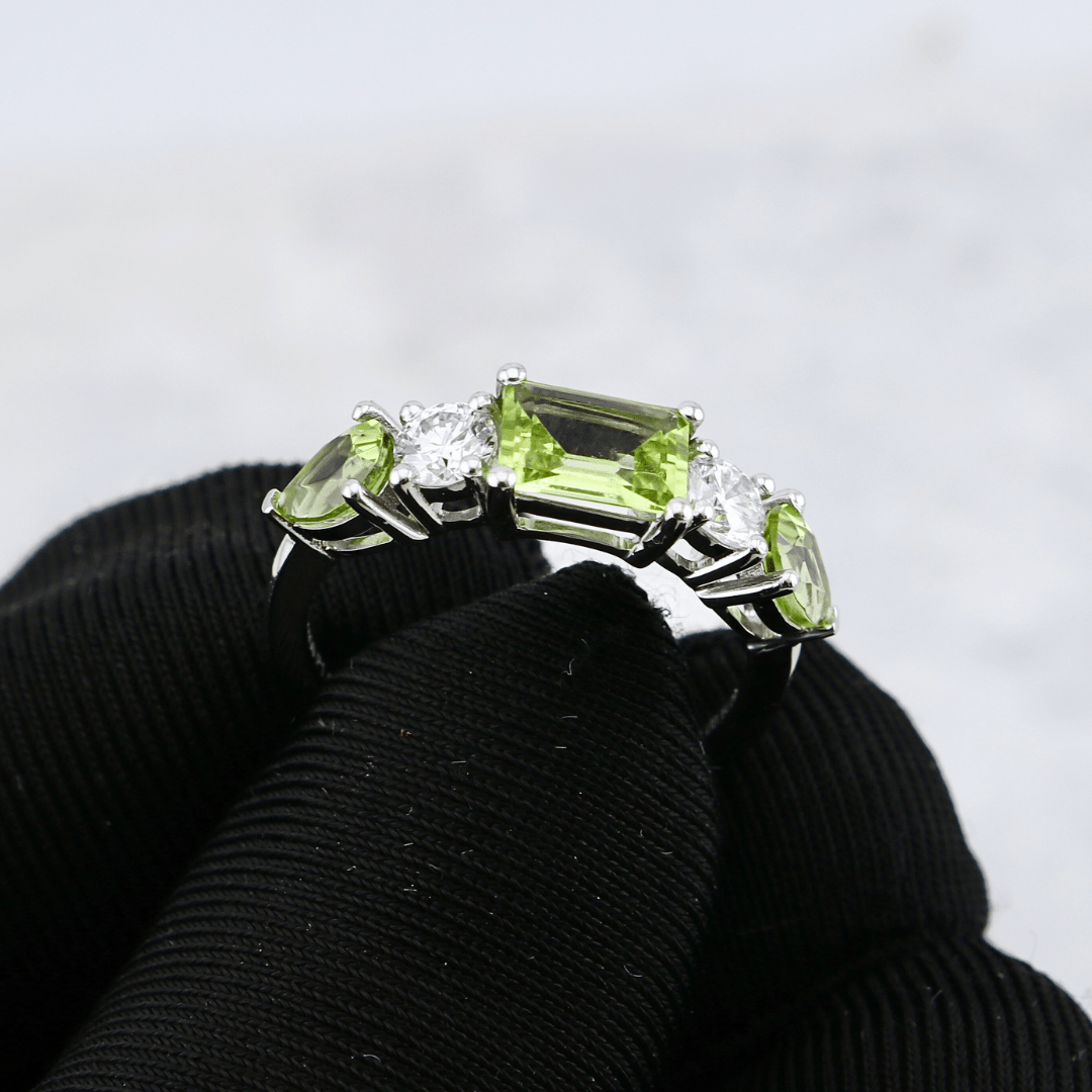 Mathieu Blanchard Bague en or 14K - 18K ou platine, péridots et diamants