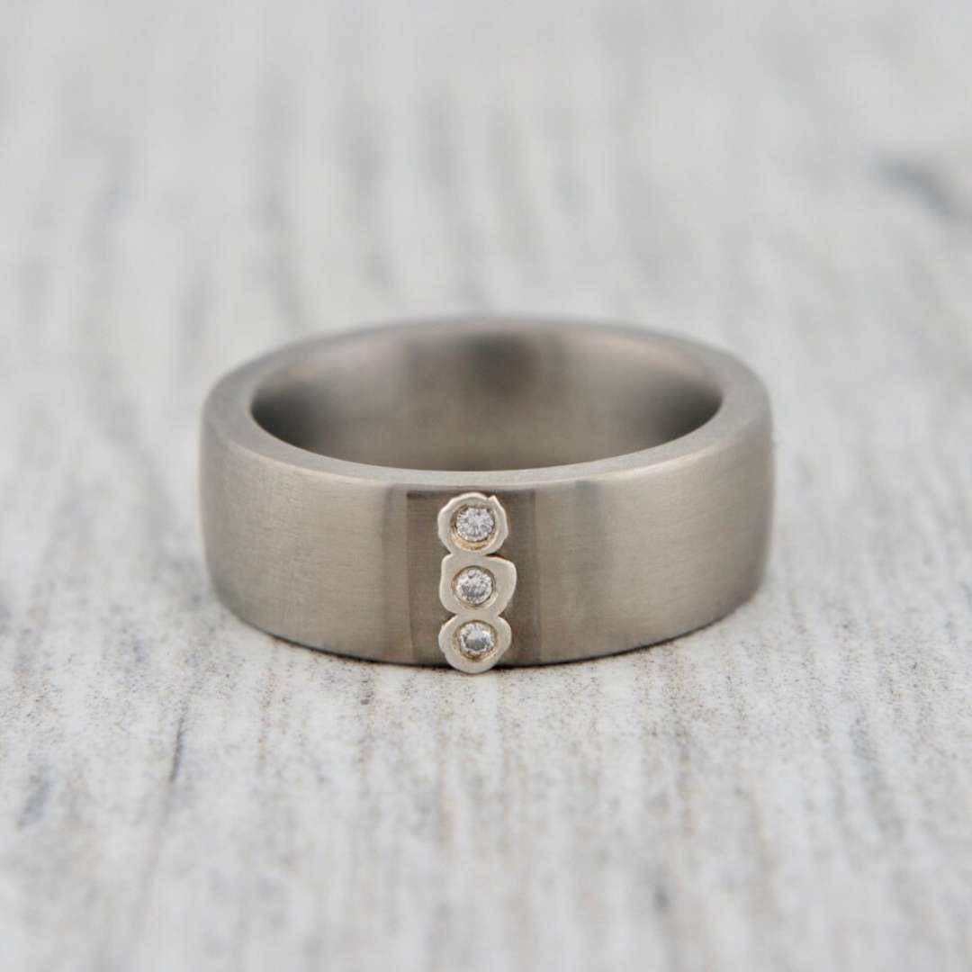 Christine Dwane Bague en or 24K, titane et diamants