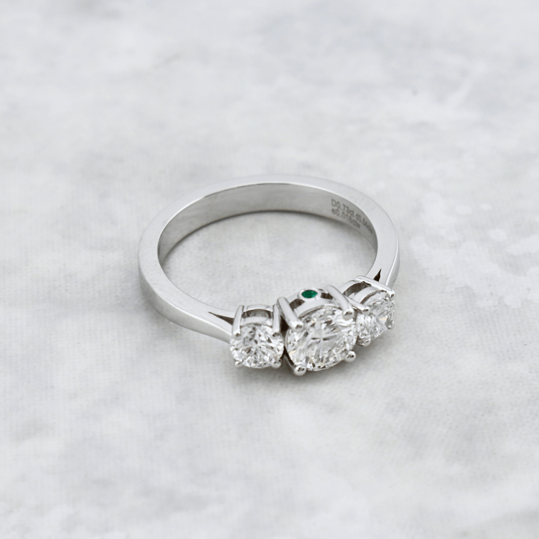 Mathieu Blanchard Bagues Bague en or à trois diamants 1,27 CTW  ronds avec accent émeraude