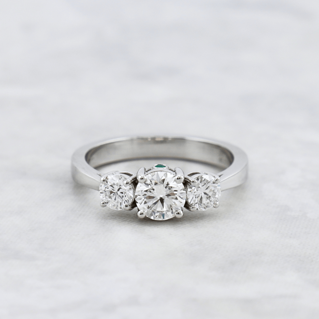 Mathieu Blanchard Bagues Bague en or à trois diamants 1,27 CTW  ronds avec accent émeraude