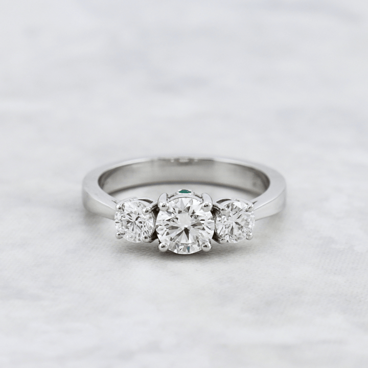 Mathieu Blanchard Bagues Bague en or à trois diamants 1,27 CTW  ronds avec accent émeraude