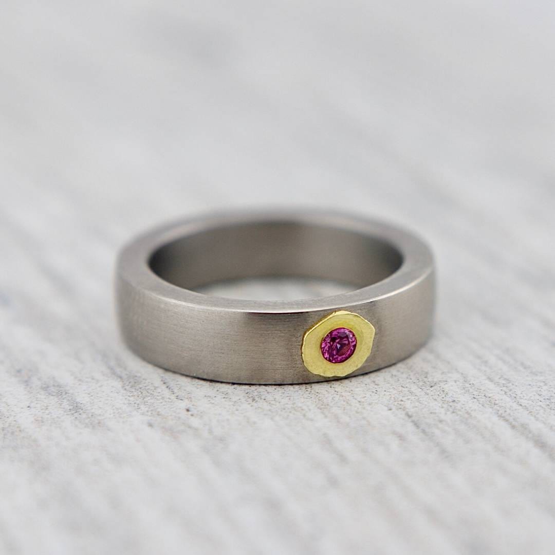 Christine Dwane Bague en or vert 18K, titane et saphir