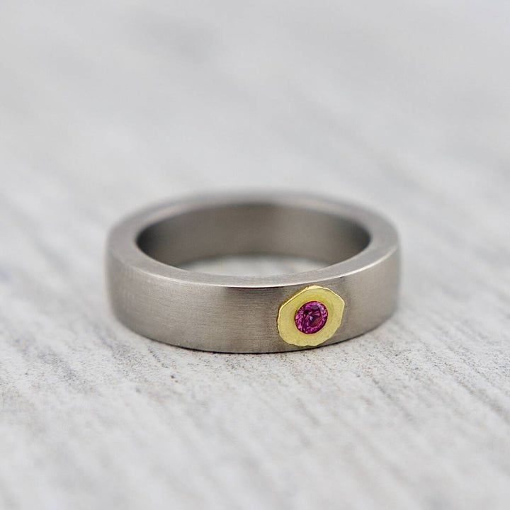 Christine Dwane Bague en or vert 18K, titane et saphir