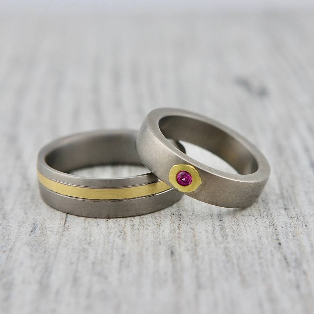 Christine Dwane Bague en or vert 18K, titane et saphir