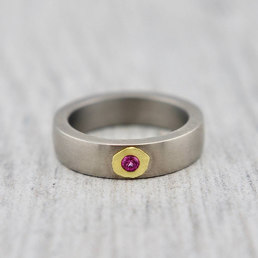 Christine Dwane Bague en or vert 18K, titane et saphir