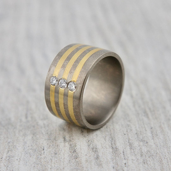 Christine Dwane Bague en or vert 20K, titanium et diamants