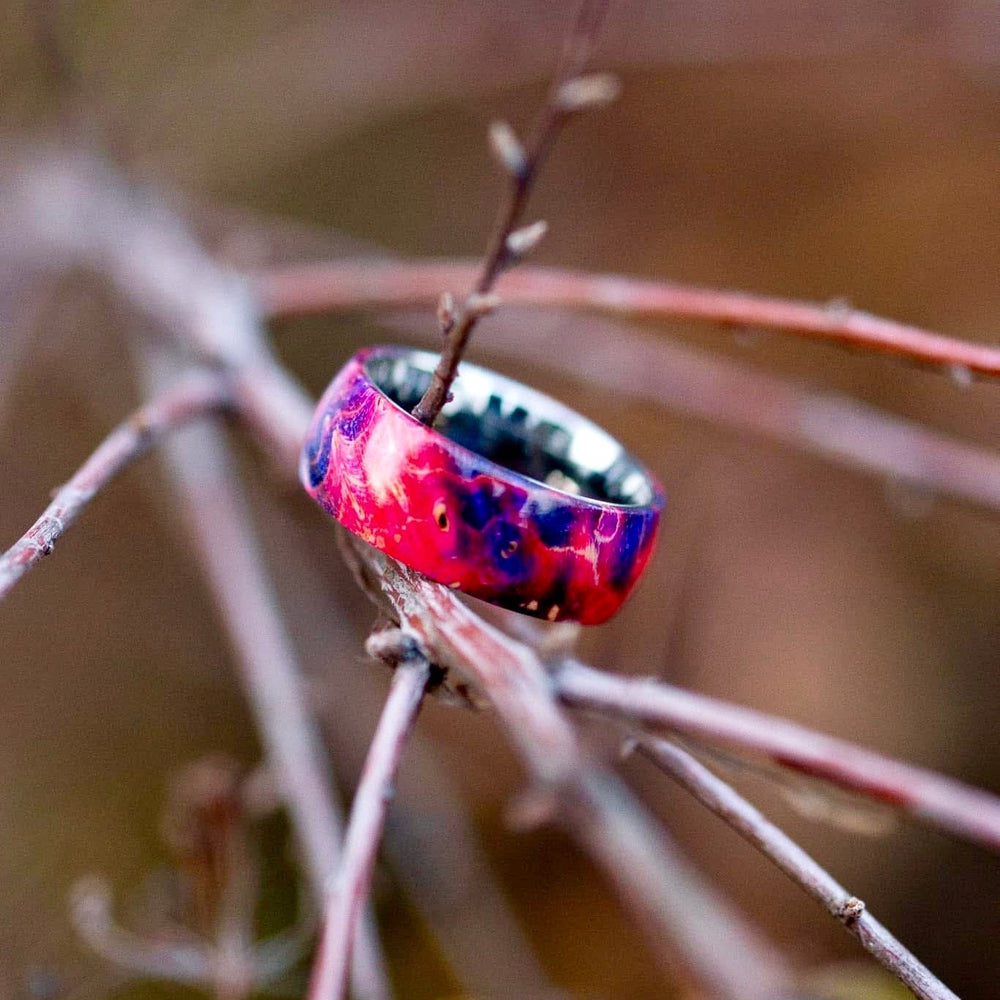 Roadtripmadewood Bagues Bague en tungstène et bois d'érable infusé mauve-rose