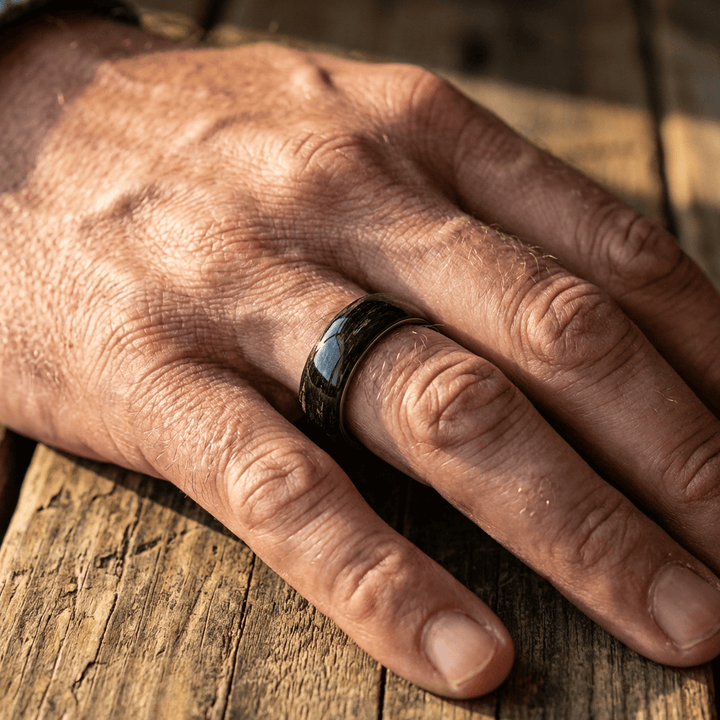 Roadtripmadewood Bagues Bague en tungstène et bois d'érable infusé noir