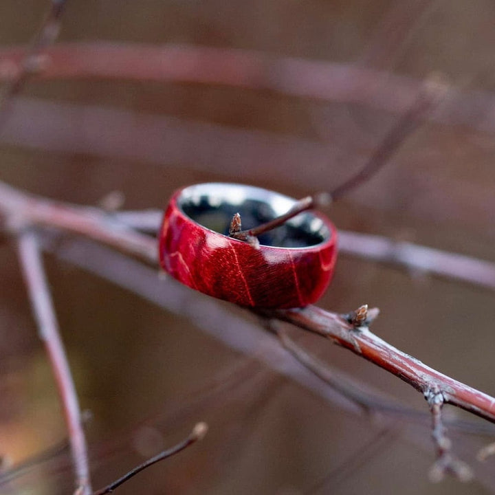Roadtripmadewood Bagues Bague en tungstène et bois d'érable infusé rouge