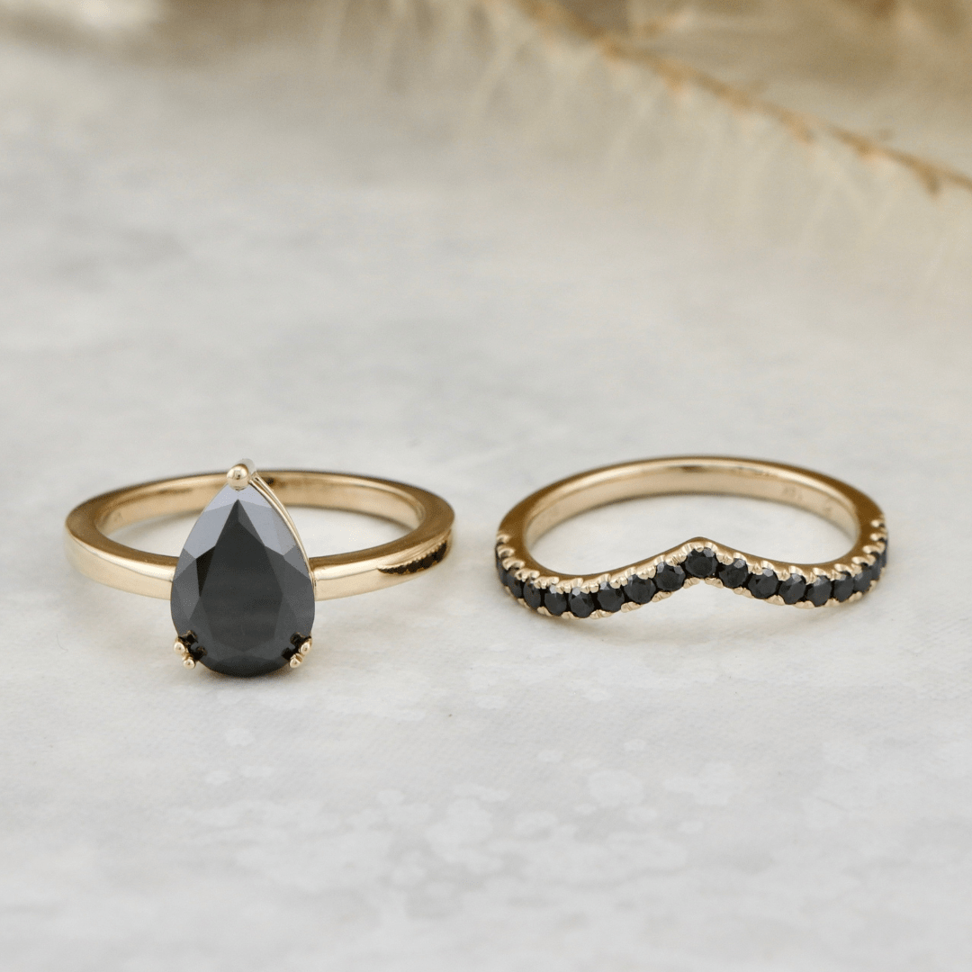 Bague ensemble d’alliances moissanites noires Mathieu Blanchard 5 / Or jaune 14K PBAGOM14288S-5 Ensemble d’alliances sur mesure avec moissanite noire poire - 2ct Mathieu Blanchard Joaillerie