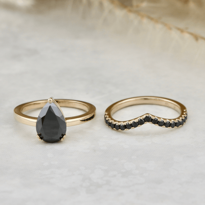 Bague ensemble d’alliances moissanites noires Mathieu Blanchard 5 / Or jaune 14K PBAGOM14288S-5 Ensemble d’alliances sur mesure avec moissanite noire poire - 2ct Mathieu Blanchard Joaillerie
